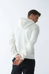 Campera de felpa color beige con cierre frontal, capucha con cordón ajustable, bolsillos laterales y logo estampado en el pecho.