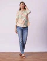 Remera de algodón estampado con flores, de la marca Ruby Rd. Tiene mangas 3/4 y escote cuadrado.