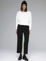 Pantalón clásico recto de color negro, con cintura alta y corte ajustado.