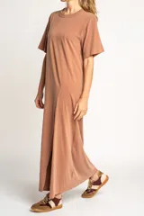 Vestido largo color visón de algodón con cuello redondo y mangas cortas. Presenta un tajo alto en el frente.