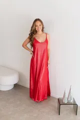 Vestido largo rojo brillante con breteles finos y corte recto.