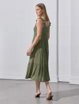 Vestido midi verde oliva de crepe con breteles fruncidos y detalle de crochet en la parte superior.