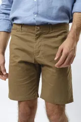 Bermuda color marrón claro, de corte recto y largo a la rodilla.