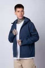 Campera azul con capucha, cierre frontal y bolsillos laterales con cierre.