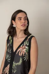 Vestido largo rojo con estampado floral, escote en V y vivos negros.