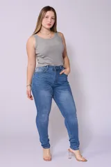 Pantalón de jean chupín celeste, tiro alto, con lycra.