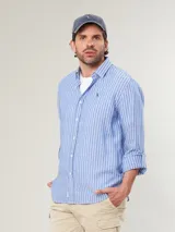 Camisa celeste a rayas verticales blancas, de manga larga con puños abotonados y cuello clásico.