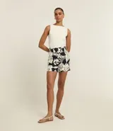 Short de poliéster con cintura alta, corte sastre, estampado floral tropical y cierre delantero con doble abotonadura.