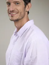 Camisa verde militar de manga larga, confeccionada en mezcla de lino y algodón. Tiene cuello clásico, cierre con botones y un bolsillo en el pecho.