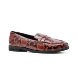 Mocasines de cuero color marrón con estampado de piel de serpiente en tonos marrones y negros.
