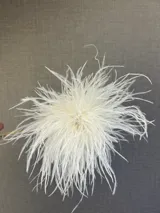 Broche de plumas de avestruz color turquesa.