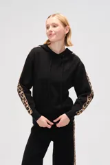 Sweater color crema con capucha y cordones, de tejido de punto, con mangas largas y detalle de franja con estampado animal en mangas y laterales.