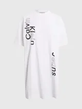 Vestido tipo remera blanco de algodón con logo Calvin Klein bordado en el frente y en las mangas. Tiene corte boyfriend, cuello redondo y mangas cortas.