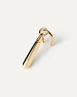 Aro individual dorado con forma de argolla y dije colgante en forma de gota.