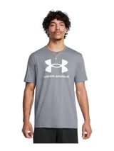Remera blanca de hombre, marca Under Armour, modelo Sportstyle Logo. Tiene mangas cortas y cuello redondo. El logo de la marca está estampado en el pecho en color negro.