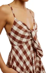 Vestido midi marrón y blanco a cuadros, con breteles finos, escote con nudo y abertura lateral.