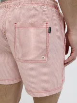 Short de baño rojo y blanco a rayas verticales, confeccionado en tejido seersucker. Cuenta con cintura elástica con cordón ajustable, bolsillos delanteros y un bolsillo trasero.