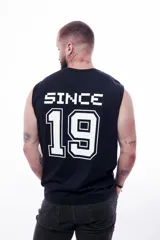 Musculosa negra de algodón liviano con costuras reforzadas y diseño estampado en serigrafía blanca en el frente y espalda con la inscripción "since 19".