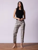 Pantalón de gabardina elastizada con estampado floral multicolor, pretina ancha elastizada y corte recto.
