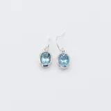 Aros colgantes de plata 925 con topacio celeste ovalado engarzado.