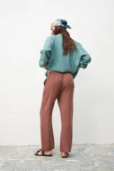 Pantalón de lino color chocolate, de corte recto y tiro alto.