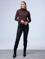 Pantalón en gabardina elastizada de cuadros, con detalle metálico en la parte delantera, de la marca Zac & Rachel.