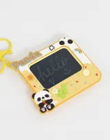 Llavero con forma de pizarra con diseño de panda, sol, arcoíris y bambú. Incluye un lápiz para escribir en la pizarra.