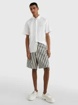 Camisa blanca de manga corta confeccionada en popelín de puro algodón, con cuello abotonado, corte regular y logo de Tommy Hilfiger bordado en el pecho.