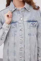 Sobrecamisa de estilo casual en color celeste grisáceo, con cierre frontal y bolsillos.