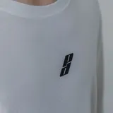 Remera blanca de algodón, corte boxy y espalda estampada.