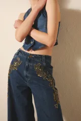 Pantalón oxford de denim azul con bordado de mostacillas y lentejuelas.