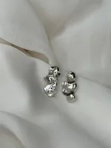 Par de aros de plata con forma irregular y acabado texturizado.