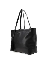 Cartera shopper negra de cuero vacuno con perforaciones y logo metálico de la marca. Incluye un colgante con borla de cuero.