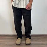 Pantalón de lino color beige, de corte recto, con cintura ajustable con cordón.