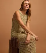 Vestido midi sin mangas color beige, tejido al crochet con patrón geométrico calado.