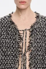 Cárdigan largo de algodón con cuello en pico, manga larga recta y detalles fruncidos en los bolsillos y el escote.