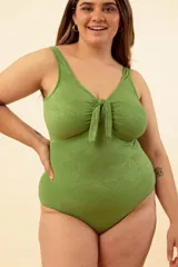 Malla entera verde con nudo en el escote, confeccionada con tela que contiene fibra LYCRA® XTRA LIFE™, ideal para gran contención del busto.