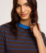 Remera de mangas cortas con cuello redondo contrastante y rayas horizontales.