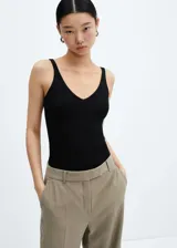 Top negro de punto fino con escote pico, tirantes finos y espalda abierta.