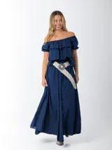 Blusa azul marino de algodón italiano, con escote elastizado que permite usarla con los hombros al descubierto o como remera con hombro abullonado. Presenta volados y mangas cortas abullonadas.