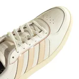 Championes Adidas Breaknet Sleek, color blanco hueso con tres franjas laterales en tono beige rosado. Diseño de corte bajo con suela de goma texturizada.