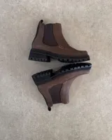 Botín Chelsea de cuero marrón con elástico lateral, punta cuadrada y suela track.