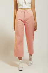 Pantalón de jean color rosa, de corte cropped y pierna ancha.