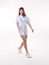 Jardinero corto de jean celeste con bolsillos delanteros y traseros.