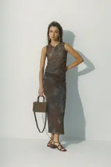 Top sin mangas de mesh con estampado abstracto en tonos marrones y grises, con frunce en los laterales.