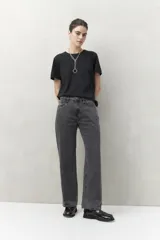 Pantalón jean gris oscuro de corte recto, tiro alto y calce relajado. Presenta apliques metálicos en los laterales.