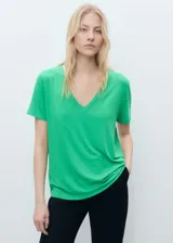 Remera verde de manga corta con cuello en V y tejido fluido.
