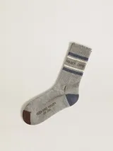Medias grises de algodón con rayas horizontales azules y blancas en la parte superior. Logo de la marca en marrón en la caña y puntera marrón.