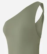 Vestido ajustado color verde oliva, largo new midi, con escote asimétrico de un solo hombro y fruncido lateral con tajo.