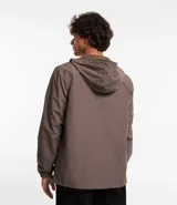 Campera rompevientos color verde oliva, con capucha ajustable con cordón, cierre frontal con cremallera, bolsillos laterales con cremallera y puños elásticos.